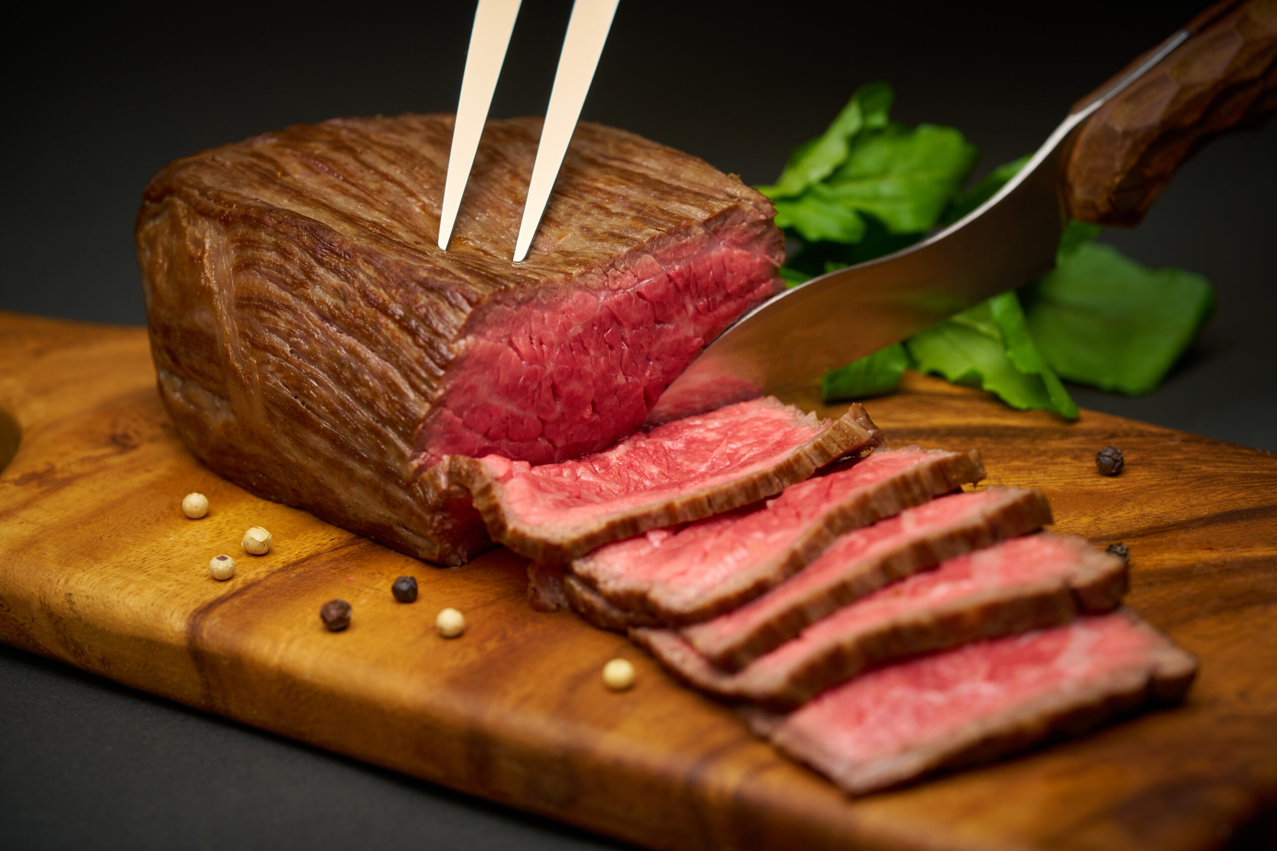 肉の焼き色と切り分けた断面を見せた料理写真