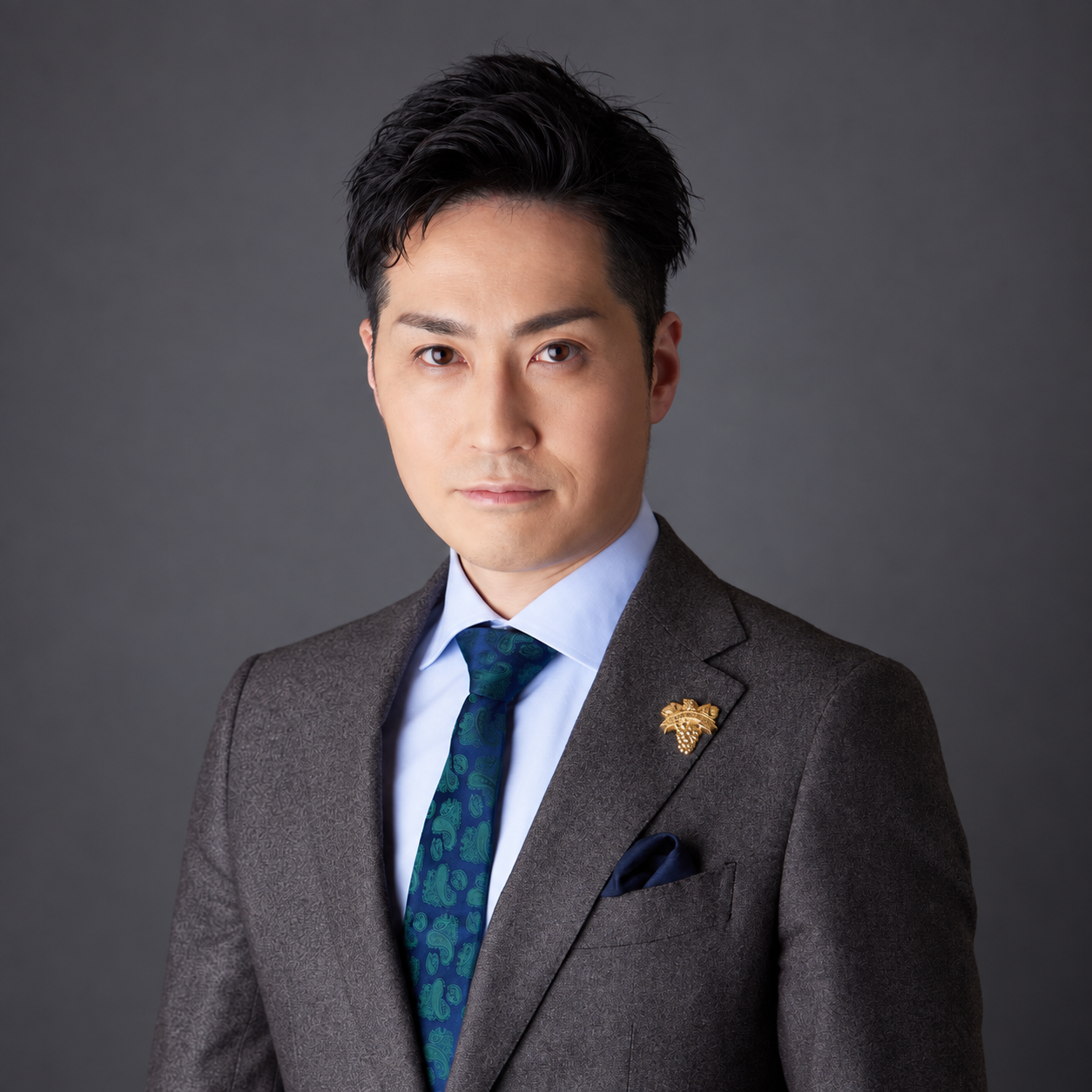 スーツ姿の人物のプロフィール撮影作品